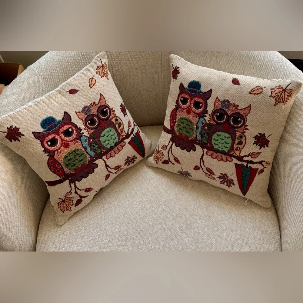 Decorative pillows with owl images. Removable covers made of tapestry fabric
